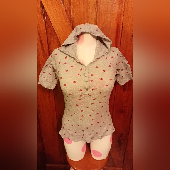 ⭐**VINTAGE**Wet seal top⭐(bundle (2) listings with a ⭐ for $15) - Picture 1 of 6